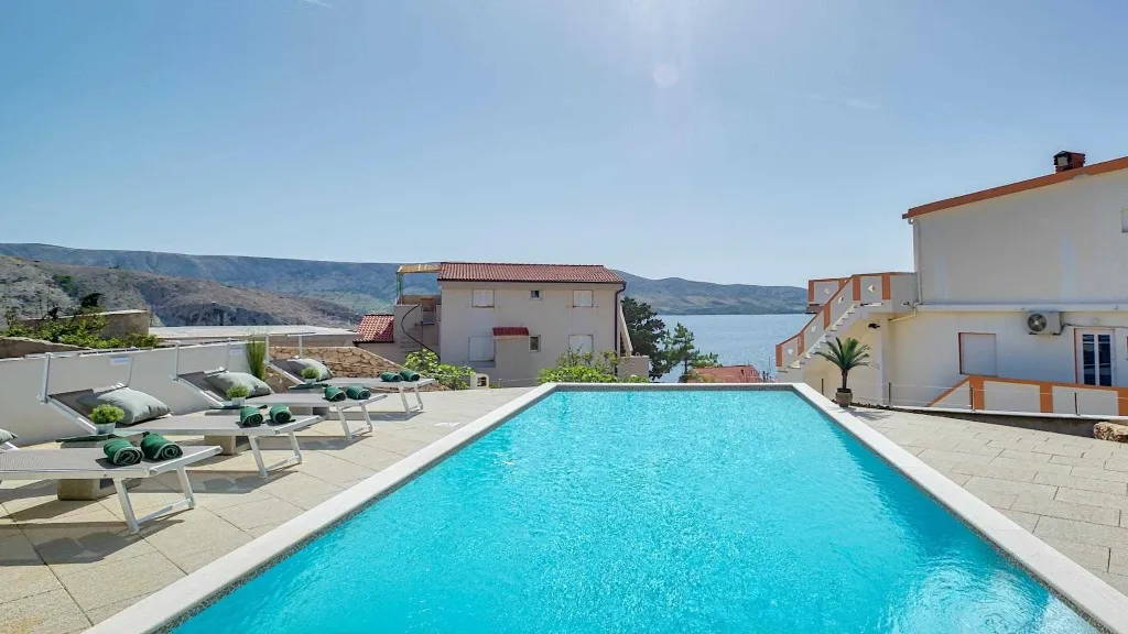 4-Bedroom Villa in Metajna for up to 10 Guests