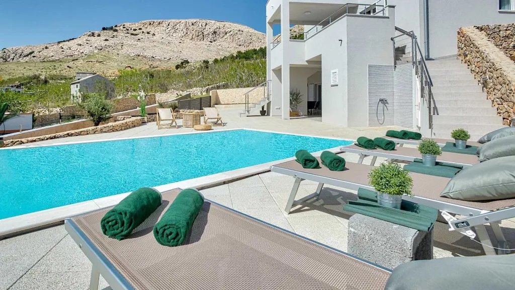 4-Bedroom Villa in Metajna for up to 10 Guests
