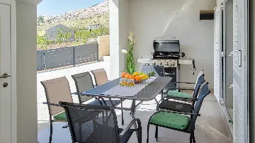 4-Bedroom Villa in Metajna for up to 10 Guests