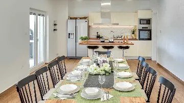 4-Bedroom Villa in Metajna for up to 10 Guests