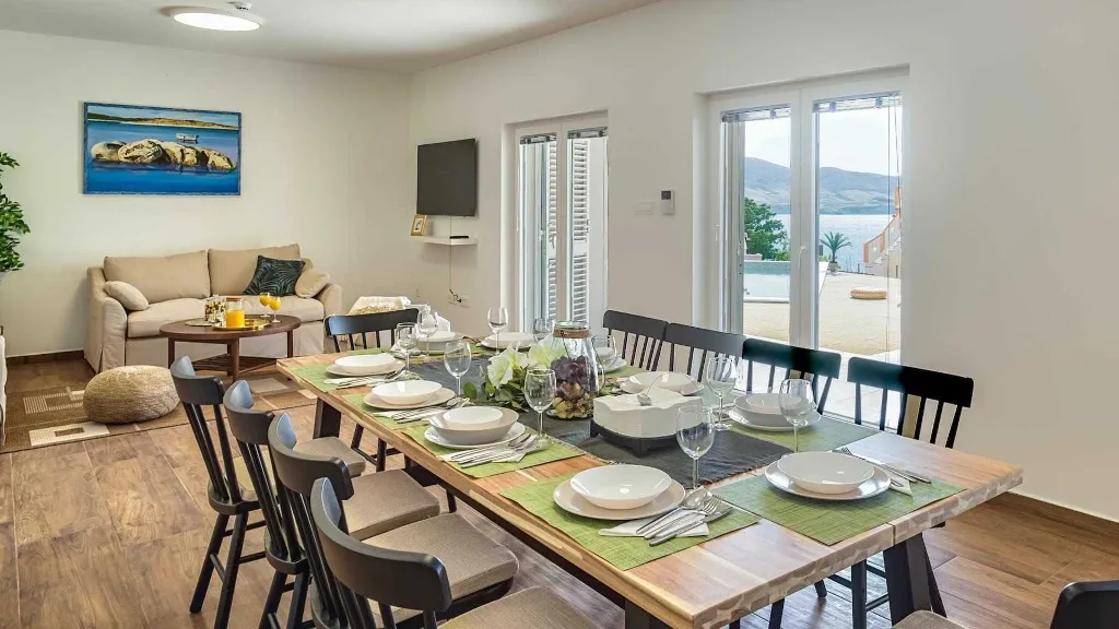 4-Bedroom Villa in Metajna for up to 10 Guests
