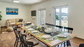 4-Bedroom Villa in Metajna for up to 10 Guests