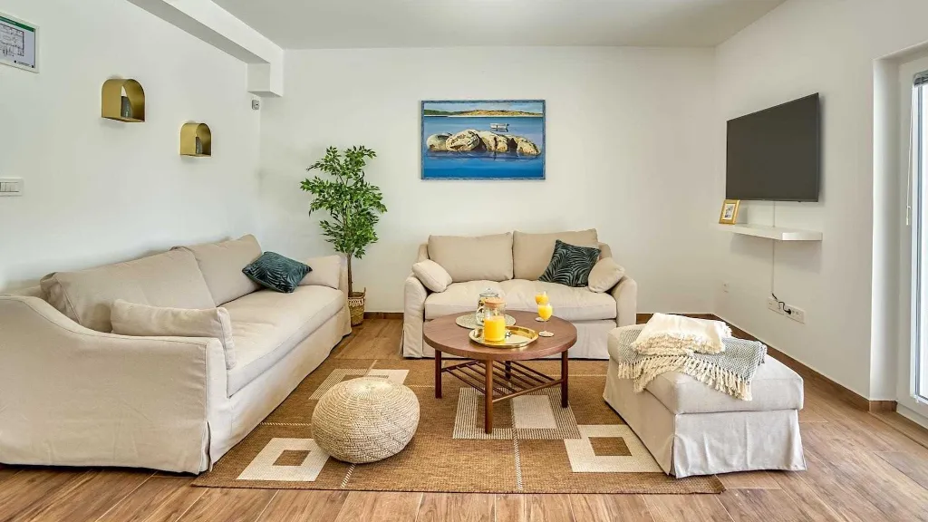 4-Bedroom Villa in Metajna for up to 10 Guests
