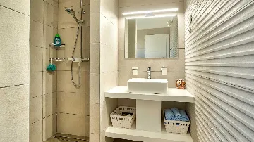 4-Bedroom Villa in Metajna for up to 10 Guests