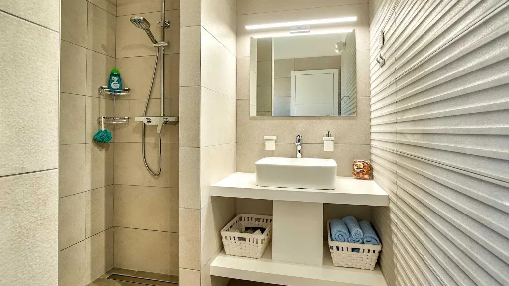 4-Bedroom Villa in Metajna for up to 10 Guests