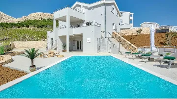 4-Bedroom Villa in Metajna for up to 10 Guests