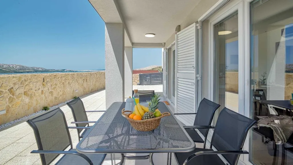 2-Bedroom Villa in Metajna for 4 Guests