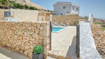 2-Bedroom Villa in Metajna for 4 Guests
