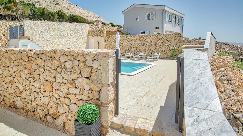 2-Bedroom Villa in Metajna for 4 Guests