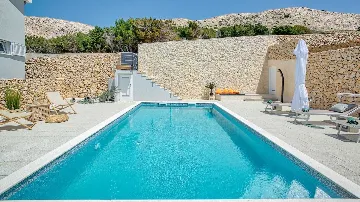 2-Bedroom Villa in Metajna for 4 Guests