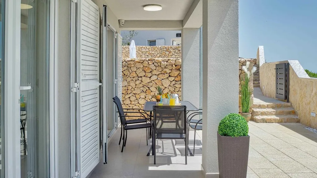 2-Bedroom Villa in Metajna for 4 Guests