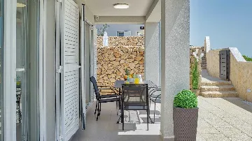 2-Bedroom Villa in Metajna for 4 Guests