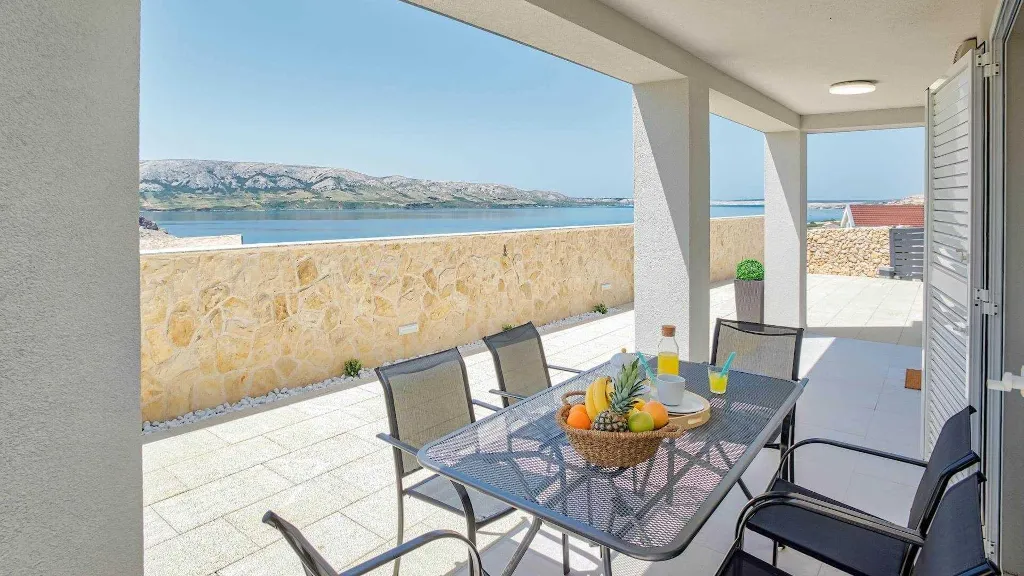 2-Bedroom Villa in Metajna for 4 Guests