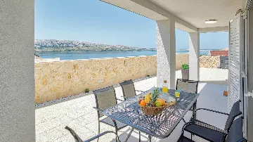 2-Bedroom Villa in Metajna for 4 Guests