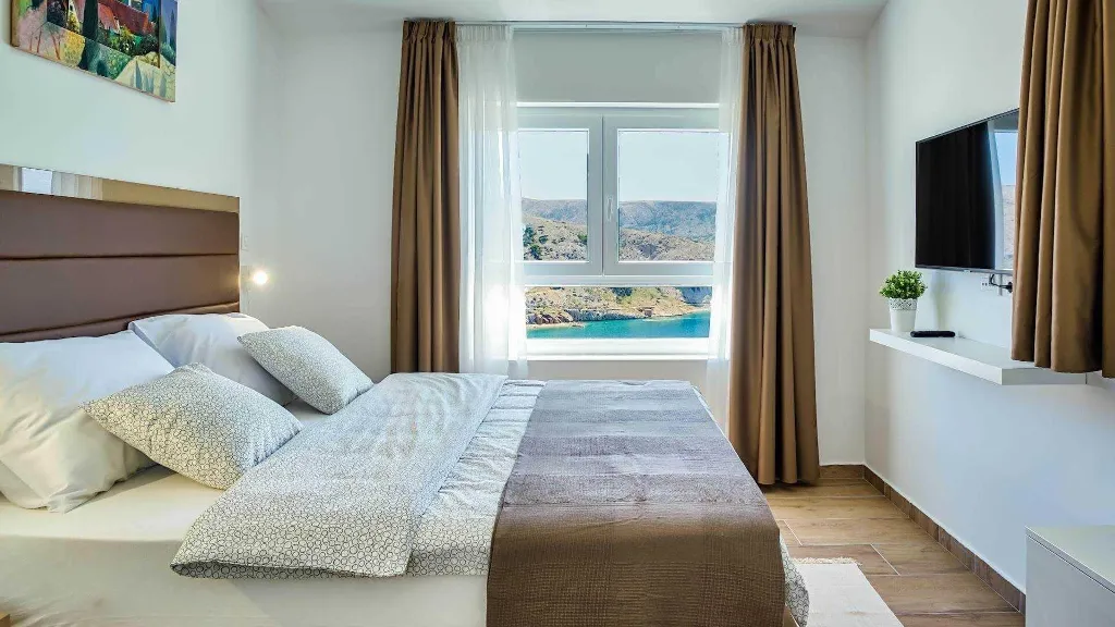 2-Bedroom Villa in Metajna for 4 Guests
