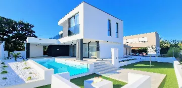 3-Bedroom Villa in Petrčane for Up to 8 Guests