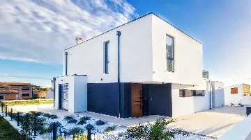 3-Bedroom Villa in Petrčane for Up to 8 Guests
