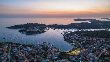 Pješčana Uvala Villa for Up to 8 Guests