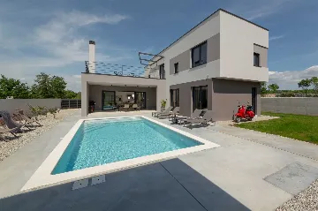 4-Bedroom Villa with Pool in Vodnjan