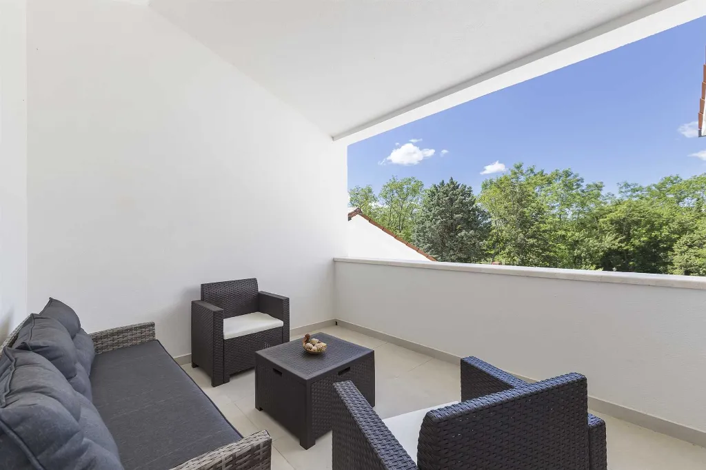 Villa with Pool in Labin for 12 Guests