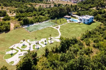 Villa for 14 in Juršići with Spa and Court