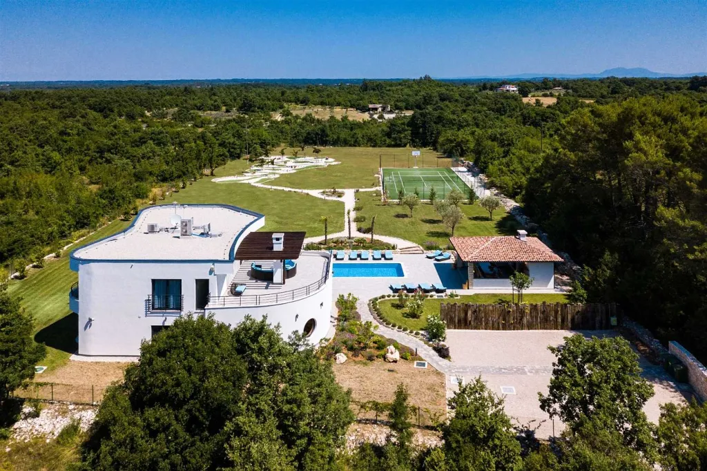 Villa for 14 in Juršići with Spa and Court