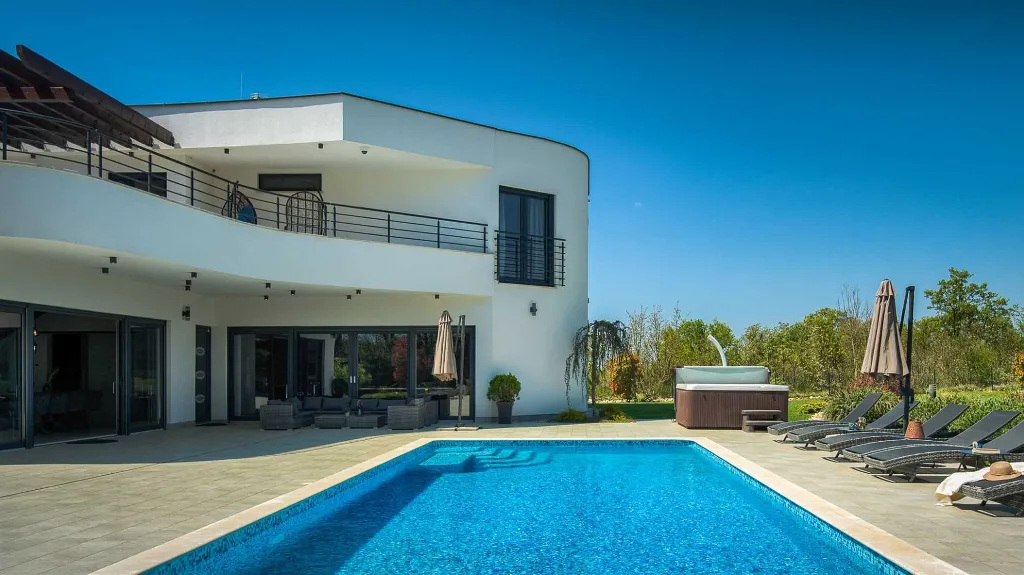 Villa for 14 in Juršići with Spa and Court