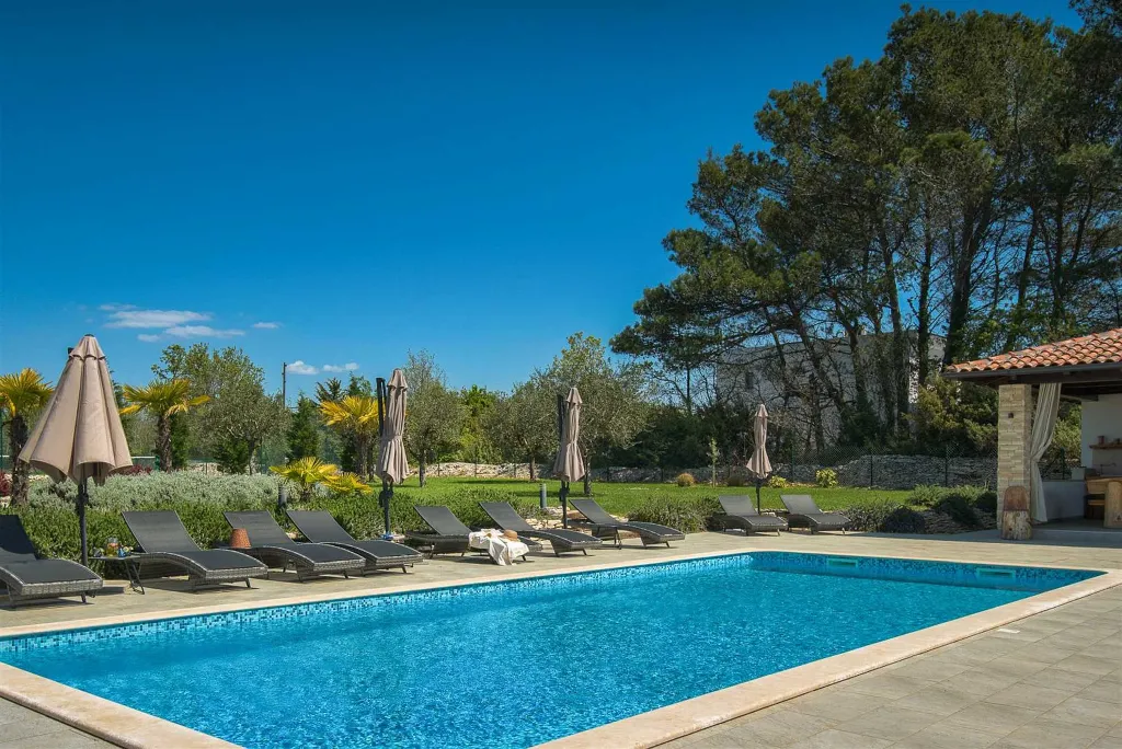 Villa for 14 in Juršići with Spa and Court