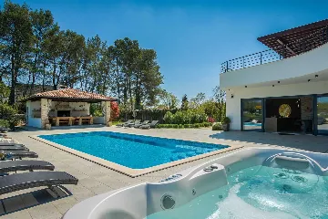 Villa for 14 in Juršići with Spa and Court