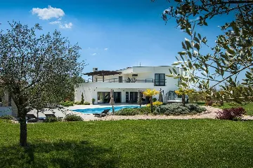 Villa for 14 in Juršići with Spa and Court