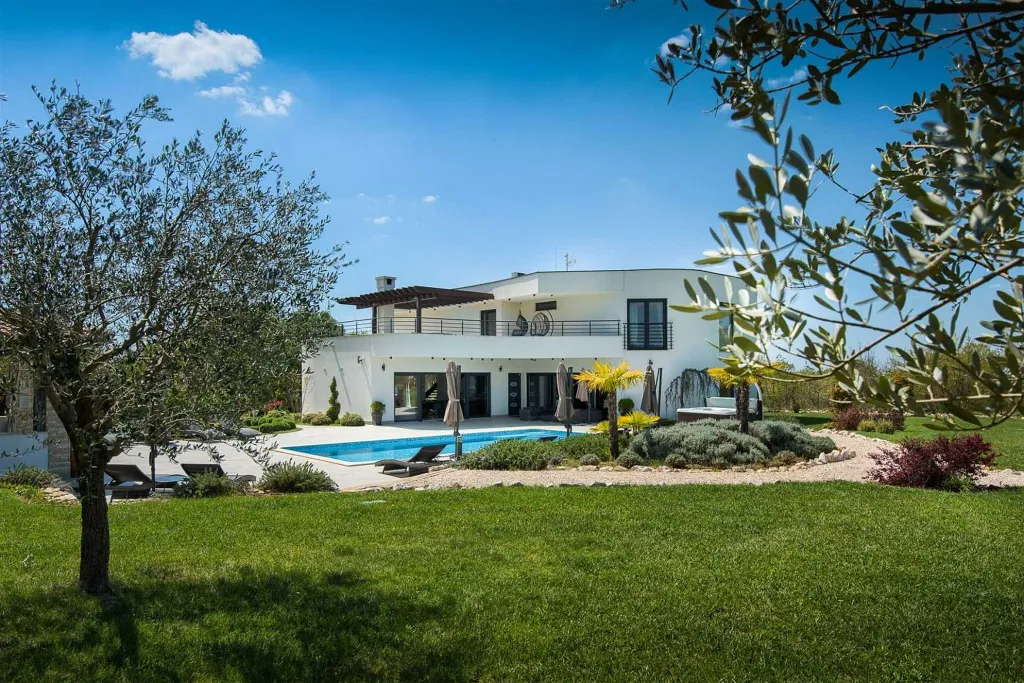 Villa for 14 in Juršići with Spa and Court
