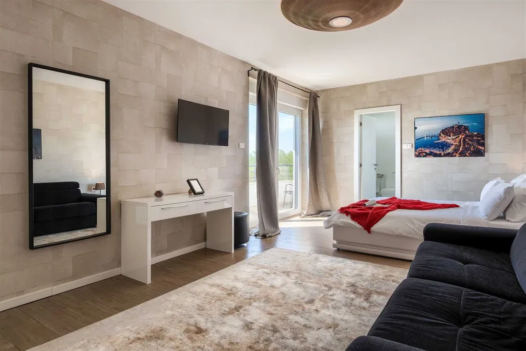 Villa for 14 in Juršići with Spa and Court