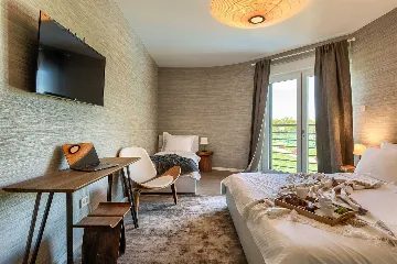 Villa for 14 in Juršići with Spa and Court