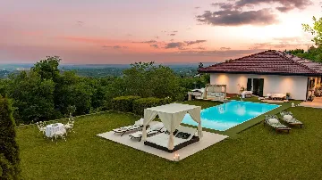 Villa with Pool and Spa in Vlaškovec