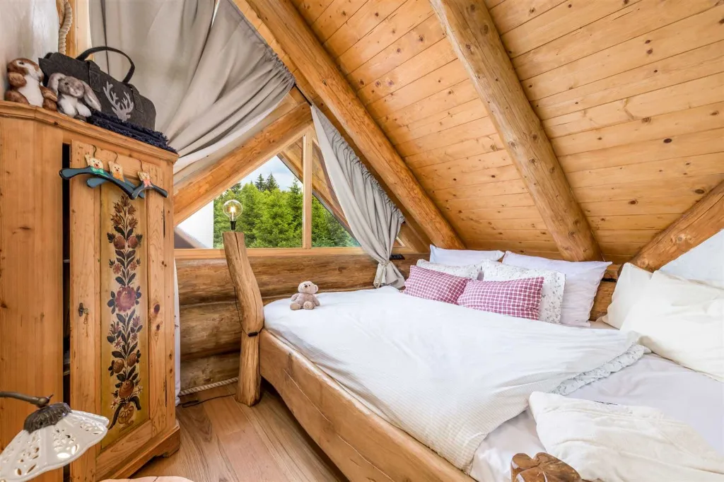Wooden Villa in Hlevci for Up to 5 Guests