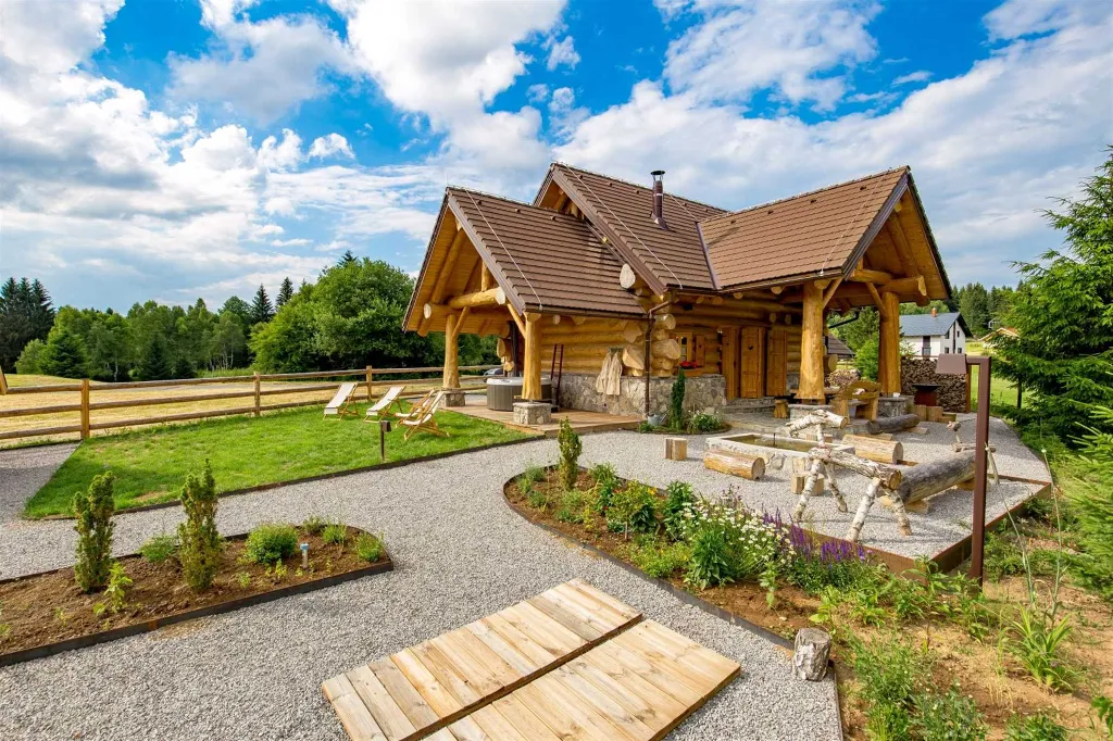Wooden Villa in Hlevci for Up to 5 Guests