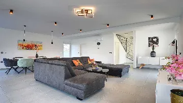 4-Bedroom Villa with Private Pool in Pula