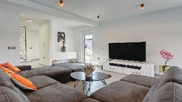 4-Bedroom Villa with Private Pool in Pula