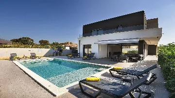 4-Bedroom Villa with Private Pool in Pula
