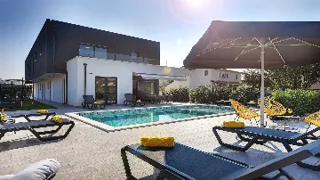 4-Bedroom Villa with Private Pool in Pula