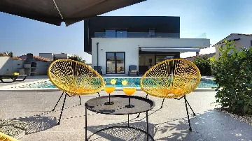 4-Bedroom Villa with Private Pool in Pula