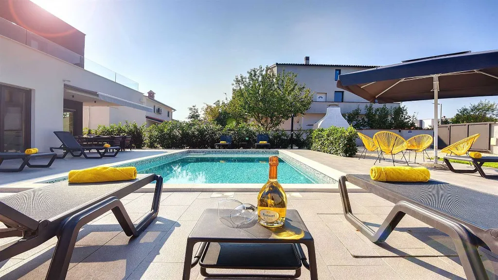 4-Bedroom Villa with Private Pool in Pula
