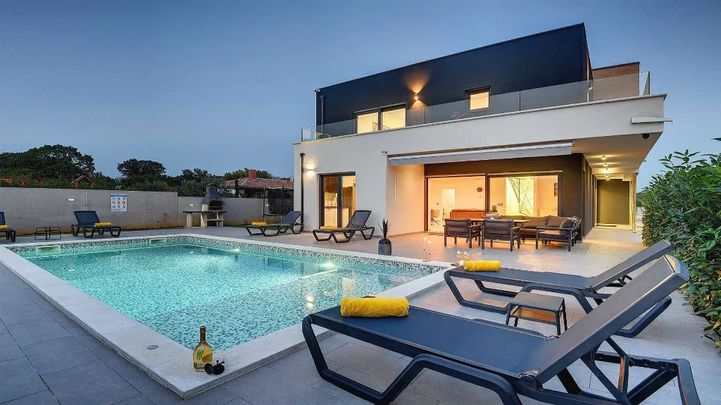 4-Bedroom Villa with Private Pool in Pula