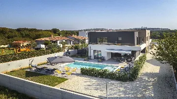4-Bedroom Villa with Private Pool in Pula