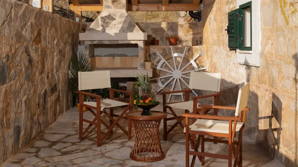 Traditional Stone Villa with Heated Pool in Donje Selo