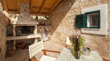 Traditional Stone Villa with Heated Pool in Donje Selo