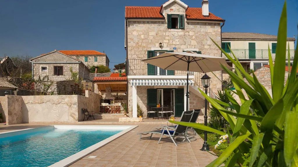 Traditional Stone Villa with Heated Pool in Donje Selo