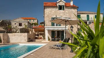 Traditional Stone Villa with Heated Pool in Donje Selo
