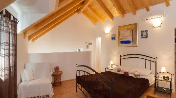 Traditional Stone Villa with Heated Pool in Donje Selo