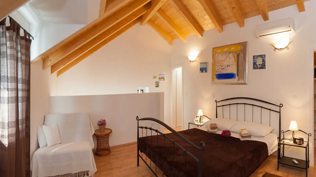 Traditional Stone Villa with Heated Pool in Donje Selo